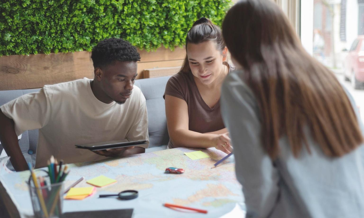 Análisis de gráficos financieros y documentos de inversión