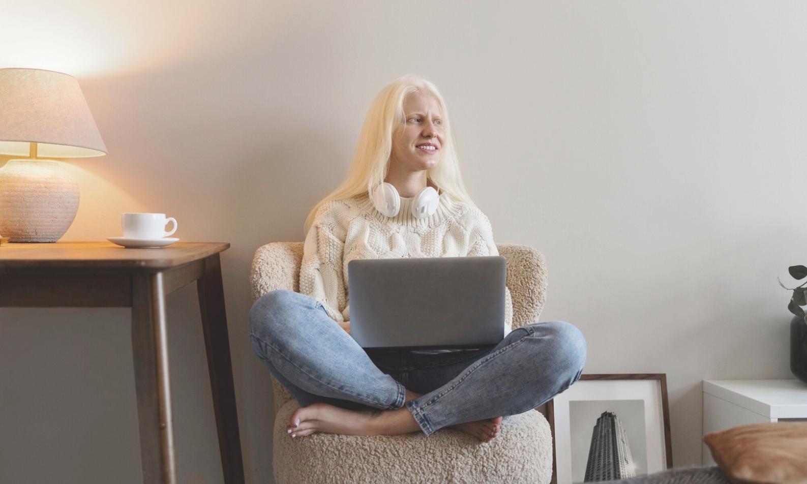 Estudiantes trabajando en análisis financiero con gráficos y documentos