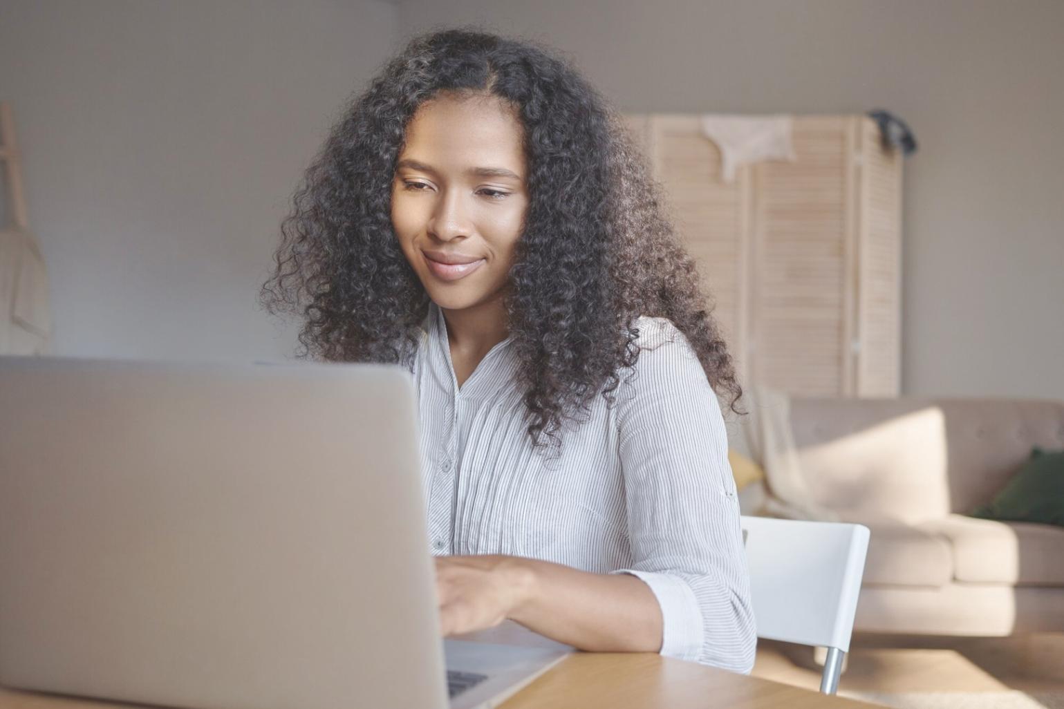 Gráficos y análisis estadísticos financieros en pantalla