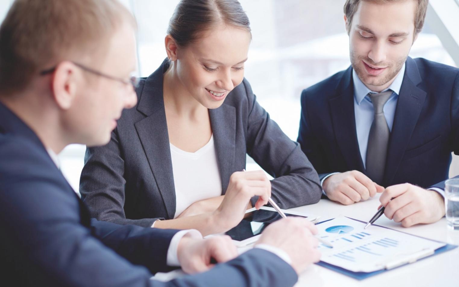 Estudiantes aplicando análisis fundamental en casos reales